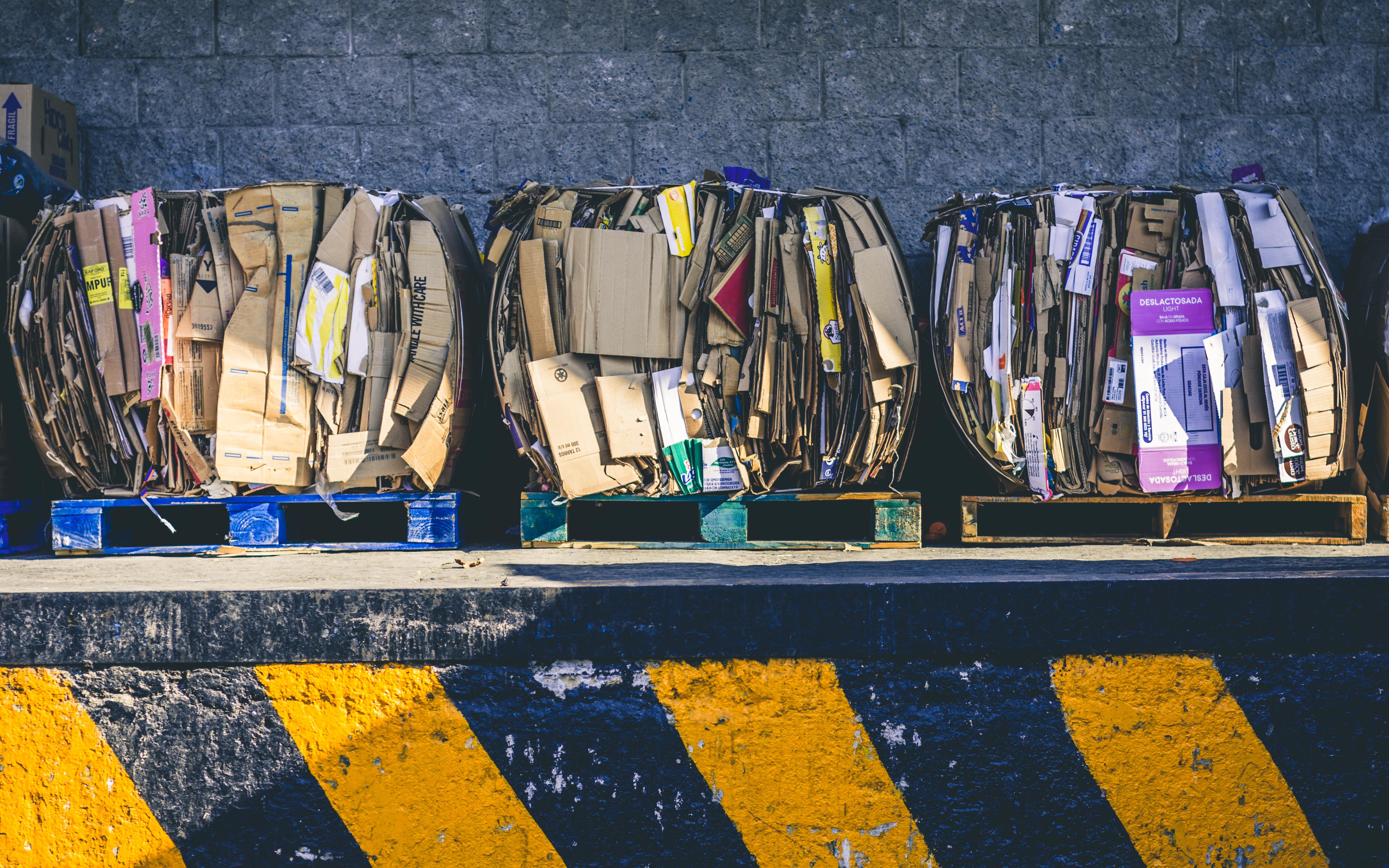 déchets cartons compactés